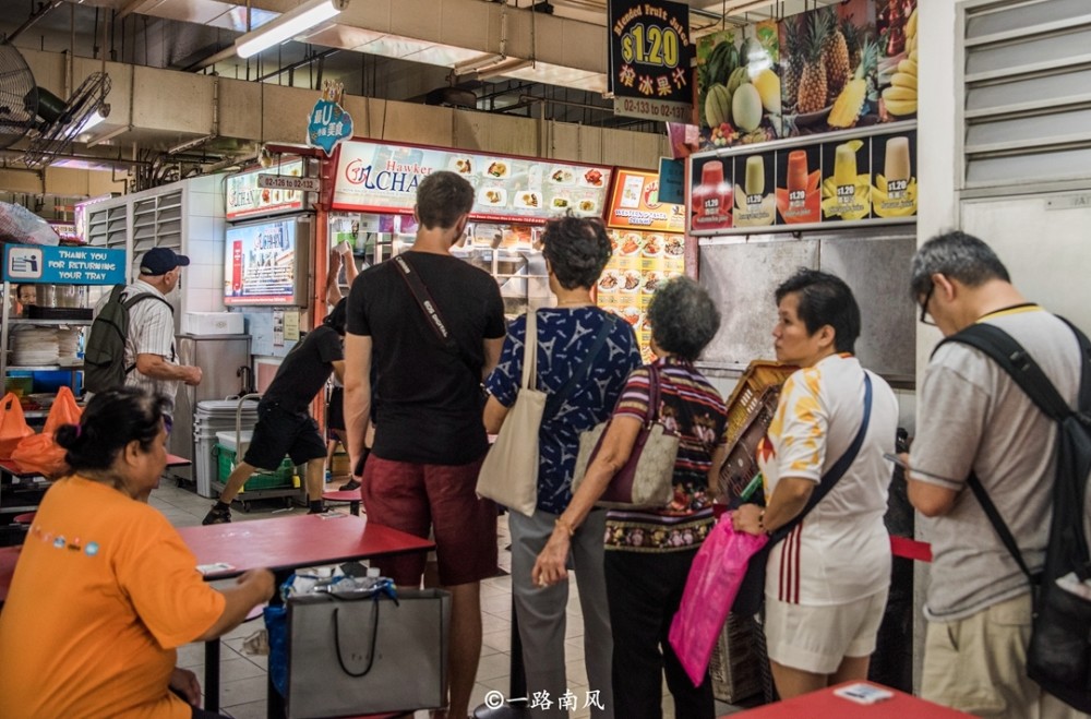 实拍新加坡人吃快餐的地方看看物价怎样很多中国游客也来排队