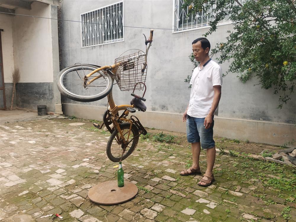 "平衡术大师"在啤酒瓶口立起自行车,煤气罐,冰箱,洗衣机还有儿子_腾讯