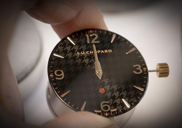 85毫米的849型手动上炼机芯,于面盘显示时与分;底盖则镌刻kingsman