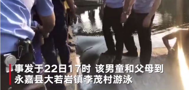 7岁男童游泳时被漩涡卷入涵洞伸出小手求救一幕令人揪心