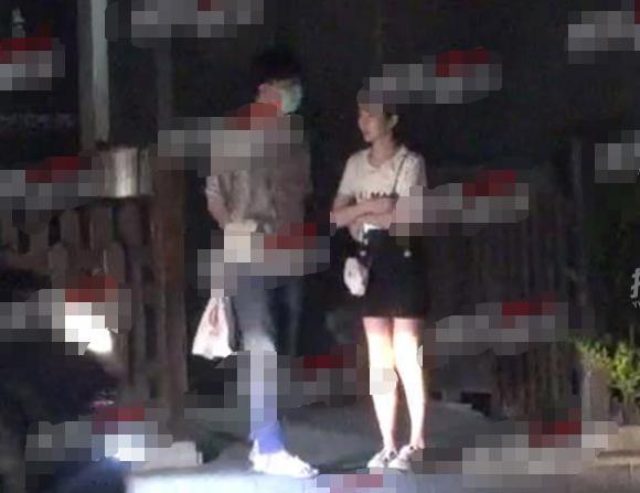 毛晓彤|毛晓彤新恋情疑曝光，被拍和小鲜肉一起同回住所，戏里戏外姐弟恋