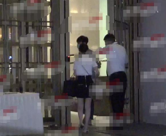 毛晓彤|毛晓彤新恋情疑曝光，被拍和小鲜肉一起同回住所，戏里戏外姐弟恋