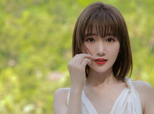 毛晓彤|毛晓彤新恋情疑曝光，被拍和小鲜肉一起同回住所，戏里戏外姐弟恋