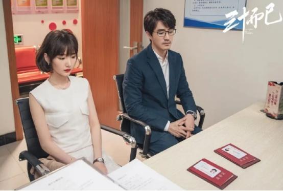 毛晓彤|毛晓彤新恋情疑曝光，被拍和小鲜肉一起同回住所，戏里戏外姐弟恋