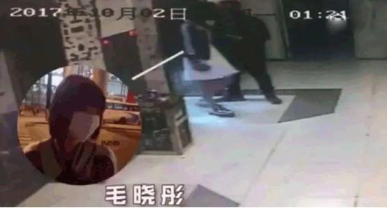 毛晓彤|毛晓彤新恋情疑曝光，被拍和小鲜肉一起同回住所，戏里戏外姐弟恋