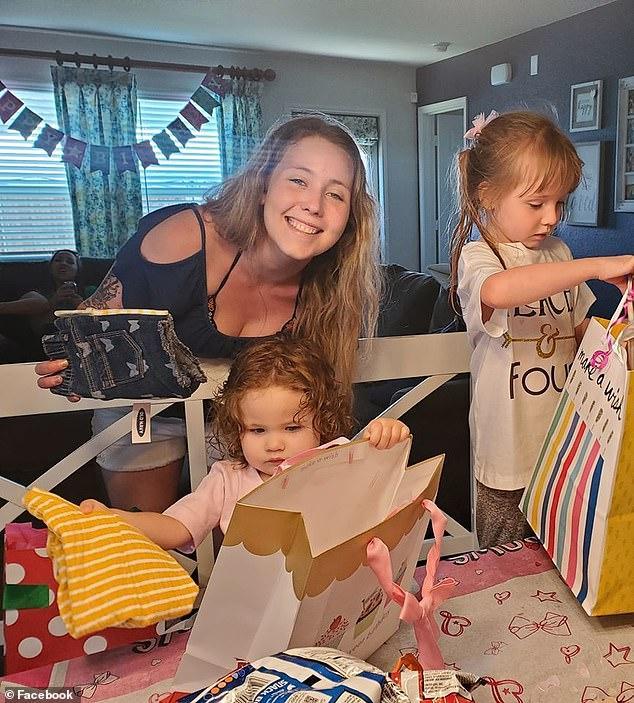 毛骨悚然|毛骨悚然！美妈妈带俩宝贝见朋友迟迟没露面，次日被发现陈尸车内