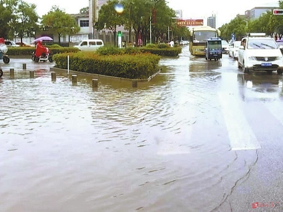 上蔡县突降暴雨,长时间持续降雨导致城区低洼地段出现大面积积水(如图