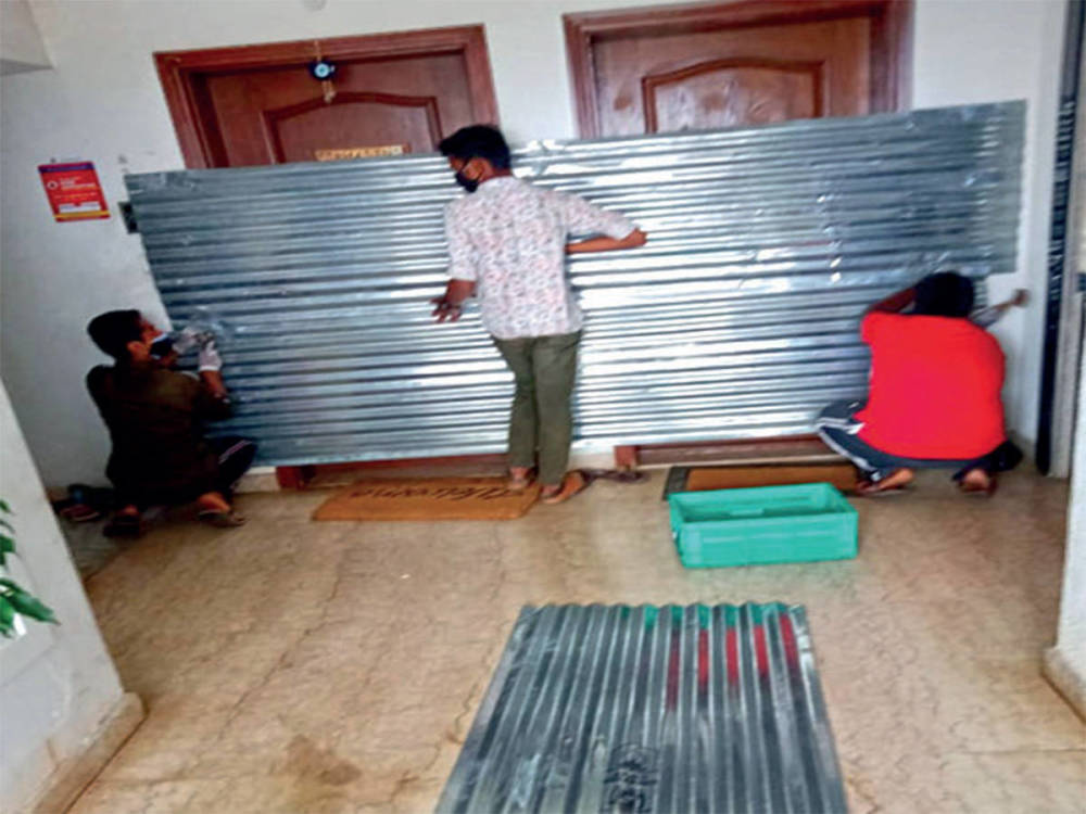 印度_社会|为防感染，印度当局封死了新冠患者的房子，房内还关着妇女和儿童