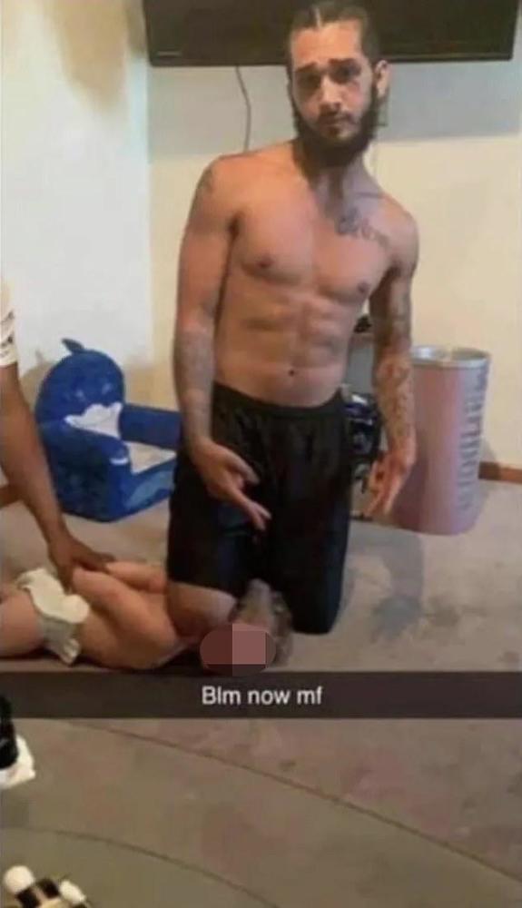 美国俄亥俄州|又有“膝盖锁喉”照片流出，这次对象竟是哭泣的婴儿，美男子或面临重罪指控