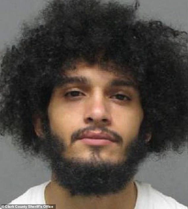 美国俄亥俄州|又有“膝盖锁喉”照片流出，这次对象竟是哭泣的婴儿，美男子或面临重罪指控