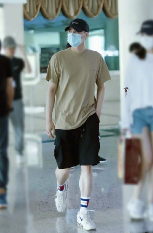 李易峰|李易峰化身森系少年，成熟男性演员代表，却最不缺明朗少年感