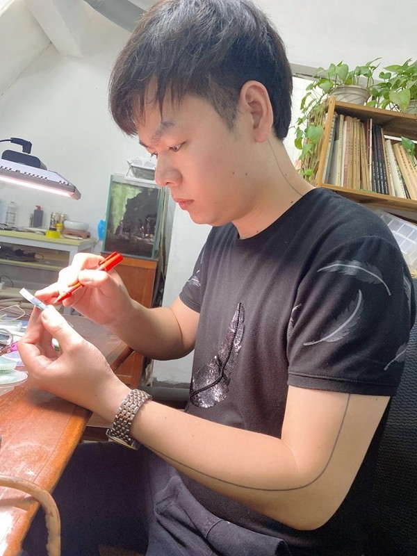 林梓龙|林梓龙以刀当笔于玉作画