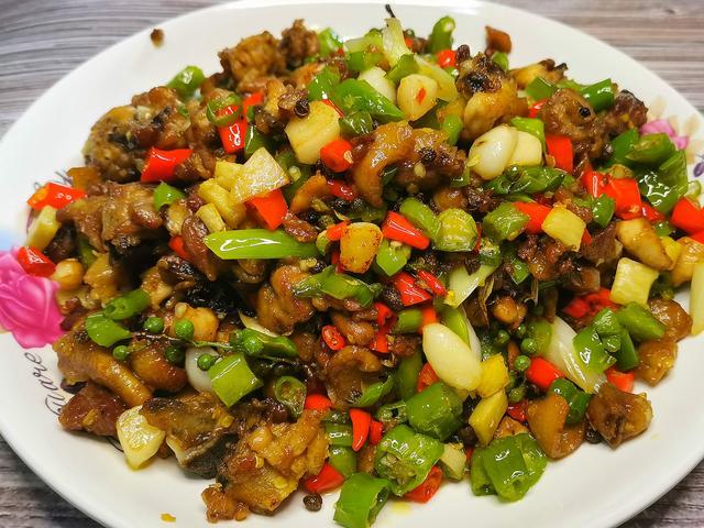 重庆特色江湖菜尖椒鸡地道做法你值得拥有