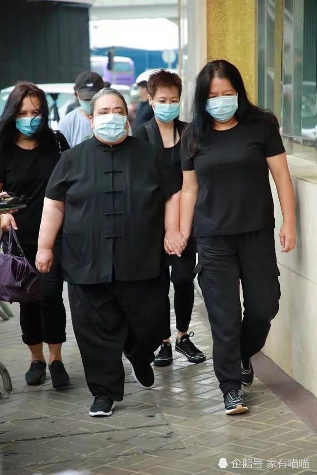 姜还是老的辣赌王葬礼小辈炫衣服三太一抬手直接亮出压箱底