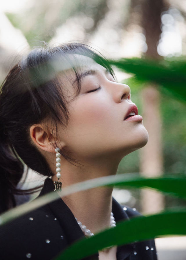 马思纯写真梳高马尾秀美腿 帘幕后惊现超有韵味