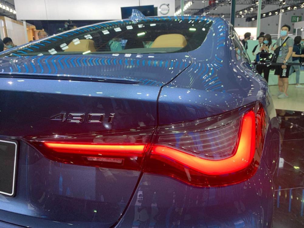 车尾来看,溜背的车顶线条极具运动感,4系全新设计的尾灯组造型也比3系