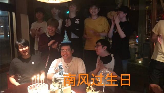 rookie下播后又火速开播，竟是IG训练赛被放鸽子了？