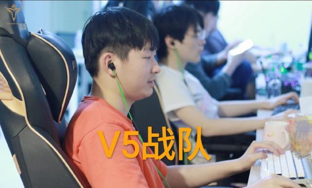 卧龙雏凤对决，RNG再次更换首发AD，让Betty代替gala