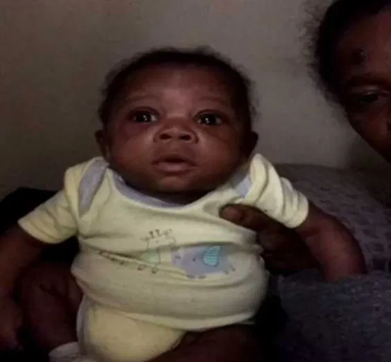 男婴|男婴惨遭生母虐待，被收养后又被养母塞进塑料盒子淹死