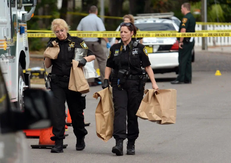 男婴|男婴惨遭生母虐待，被收养后又被养母塞进塑料盒子淹死