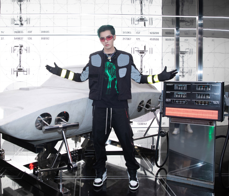 吴亦凡|吴亦凡转型失败“走老路”，无惧非主流染绿发，网友：像个韩国人