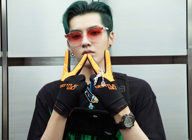 吴亦凡|吴亦凡转型失败“走老路”，无惧非主流染绿发，网友：像个韩国人