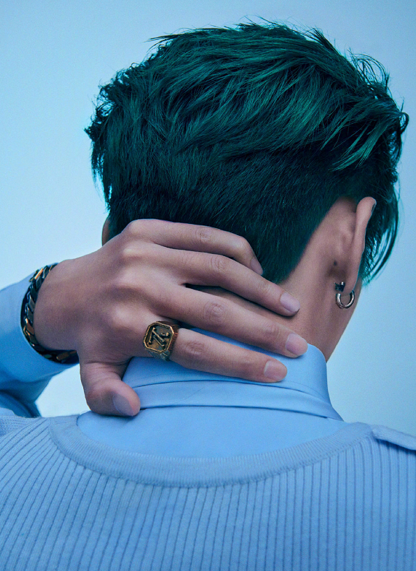 吴亦凡|吴亦凡转型失败“走老路”，无惧非主流染绿发，网友：像个韩国人