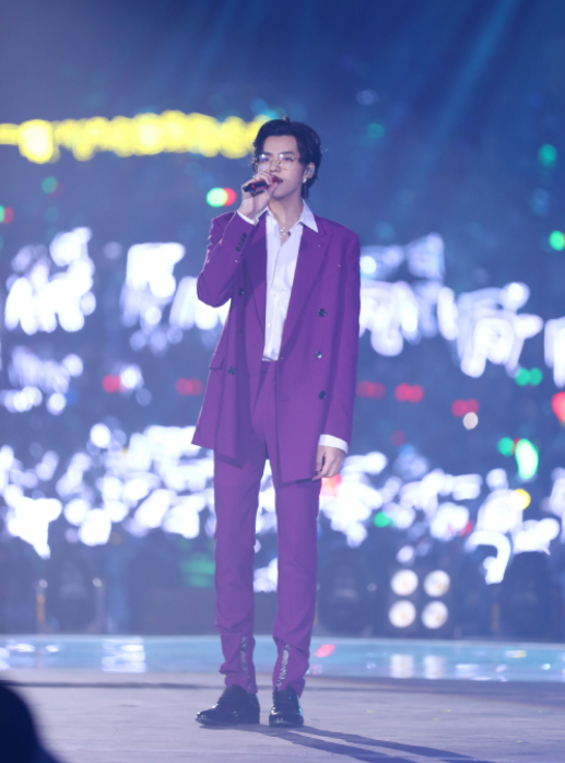 吴亦凡|吴亦凡转型失败“走老路”，无惧非主流染绿发，网友：像个韩国人