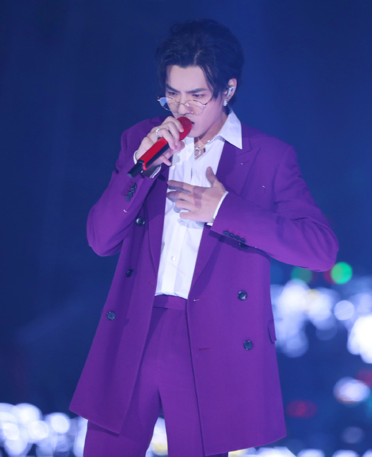 吴亦凡|吴亦凡转型失败“走老路”，无惧非主流染绿发，网友：像个韩国人