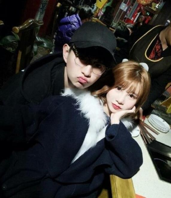 超级网红张沫凡和一男子现身民政局疑似领证结婚