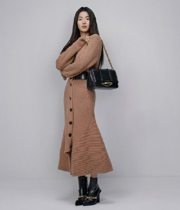 全智贤|全智贤38岁生三胎难恢复？夏天穿冬装现身，难掩脸色蜡黄憔悴