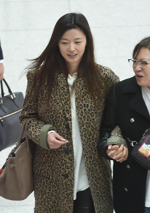 全智贤|全智贤38岁生三胎难恢复？夏天穿冬装现身，难掩脸色蜡黄憔悴