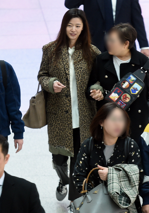 全智贤|全智贤38岁生三胎难恢复？夏天穿冬装现身，难掩脸色蜡黄憔悴