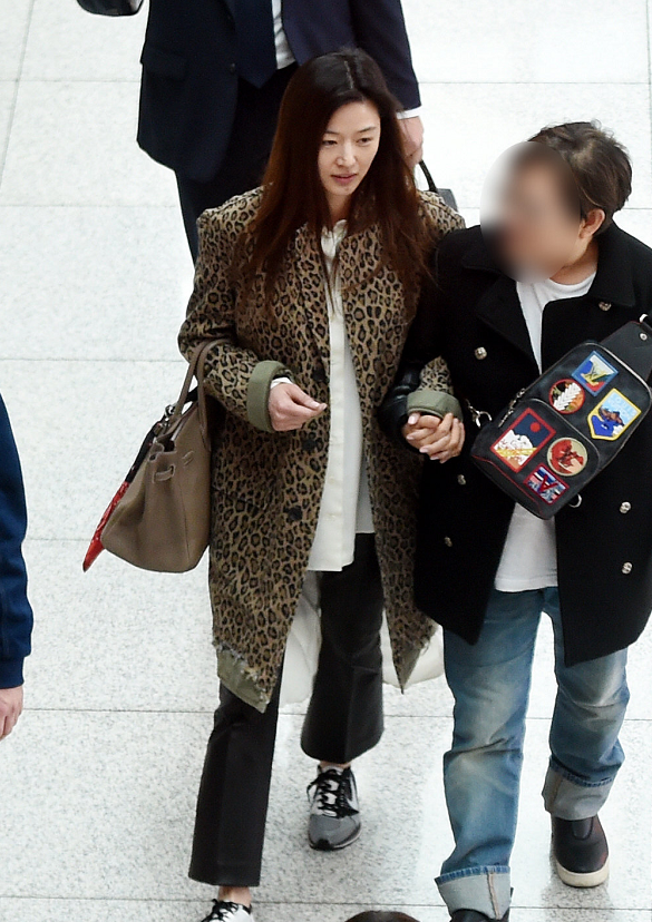 全智贤|全智贤38岁生三胎难恢复？夏天穿冬装现身，难掩脸色蜡黄憔悴