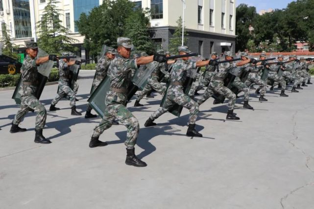 该营官兵精神振奋,士气高昂,一致表示要认真向教练员学习,把训练场当