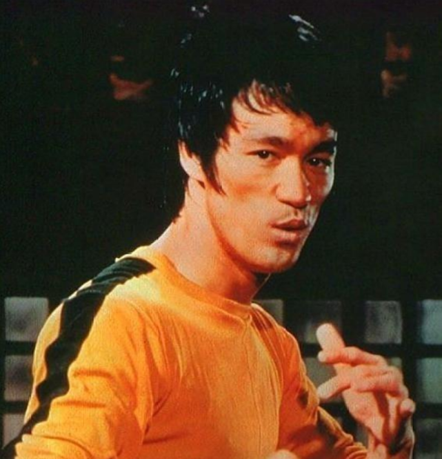 李小龙是非常可惜的一位天才,英年早逝,他在年轻时所创下的壮举至今都