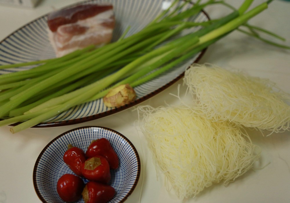 小蔥三棵,泡椒5個,黃豆辣椒醬一勺,生抽一勺,油適量,花椒油幾滴,木姜