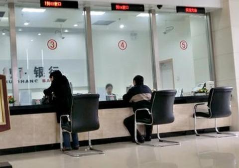 银行定期存款也有风险 国内已有两家银行倒闭 最高只能获赔50万 腾讯新闻