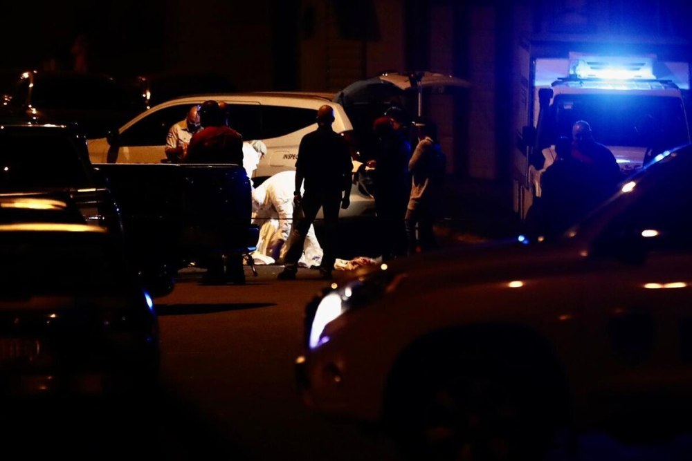 皮奇|被怀疑开枪打死邻居，男子两周后在妻儿面前被武装分子射成马蜂窝