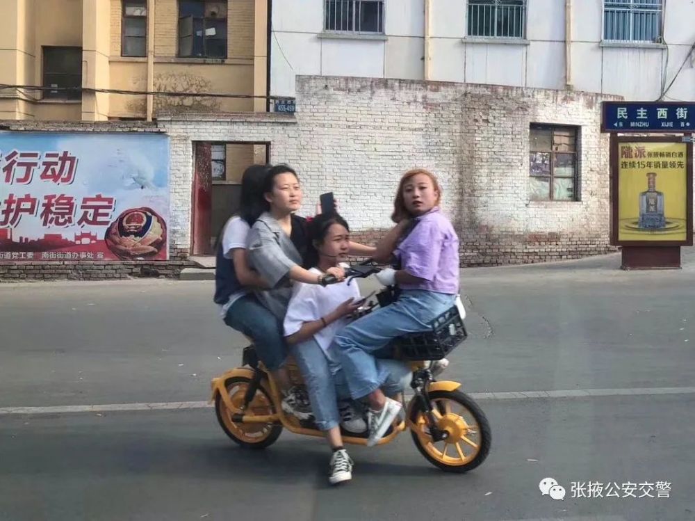 共享单车"花式载人" 频频作死 惊呆路人