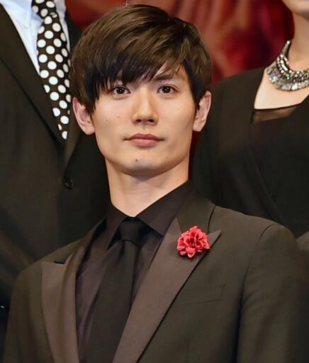 三浦春马|三浦春马被母亲逼死？资深艺人怒斥其父母：家里有个艺人全家都是废人