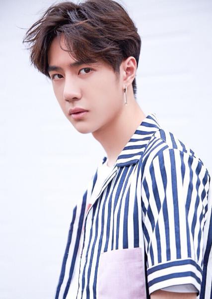 王一博|王一博刚刚向汪涵表白，看清内容后瞬间泪奔，粉丝：这也太有心了