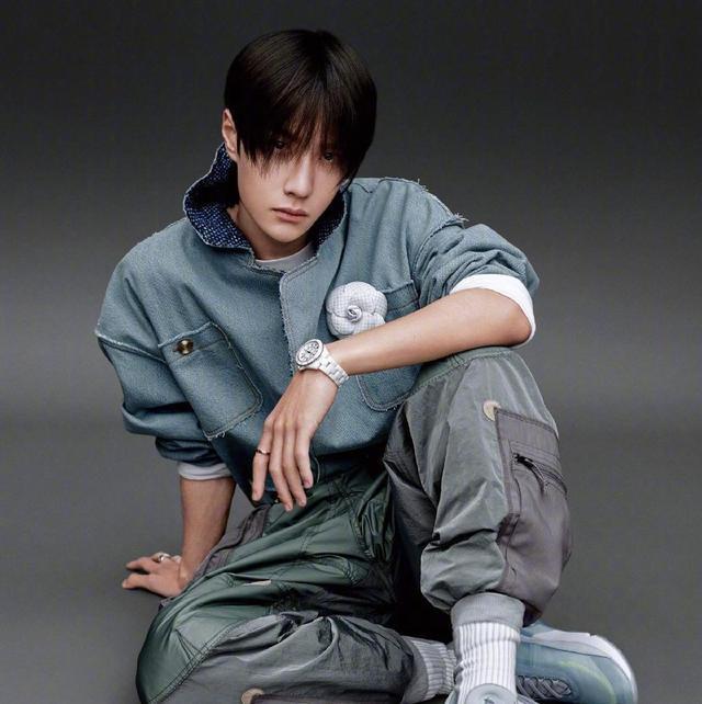 王一博|王一博刚刚向汪涵表白，看清内容后瞬间泪奔，粉丝：这也太有心了