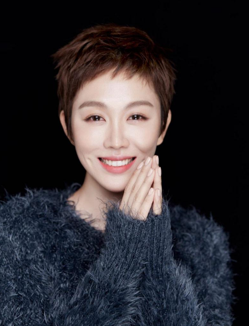 不知道是不是想红还是其他原因,后来的姜妍却迷上了整容,虽然很多时候