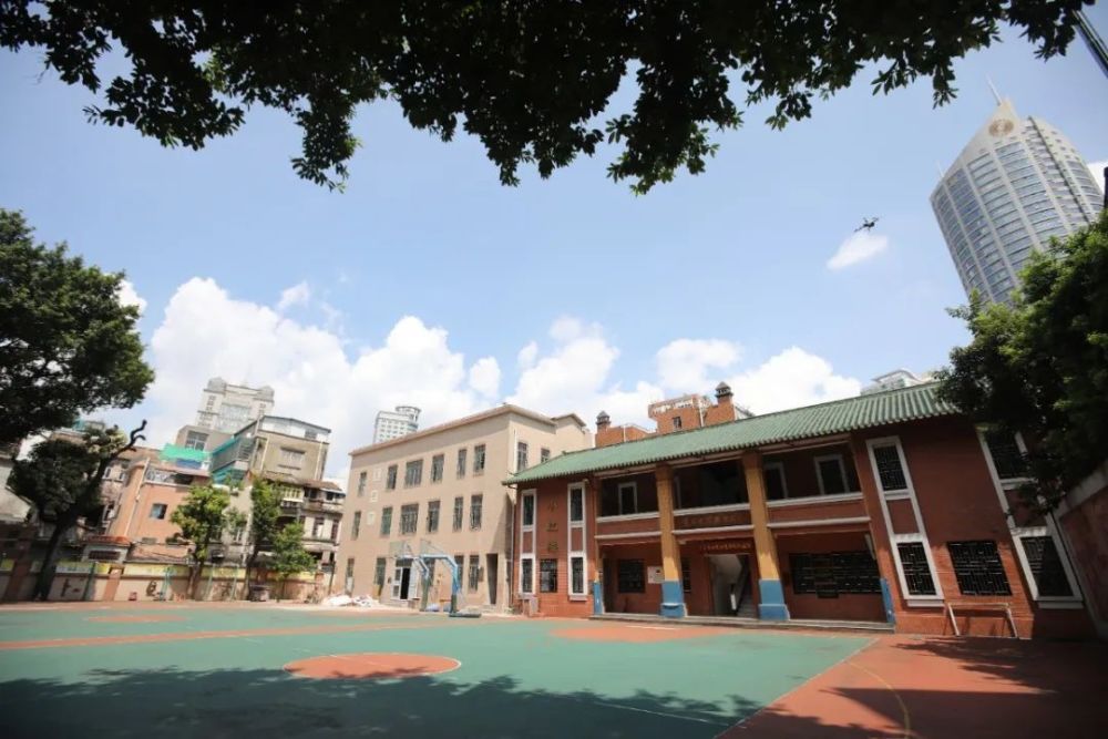广州市第十中学百年老校天台建球场让更多人受益成为城市一景建成天台