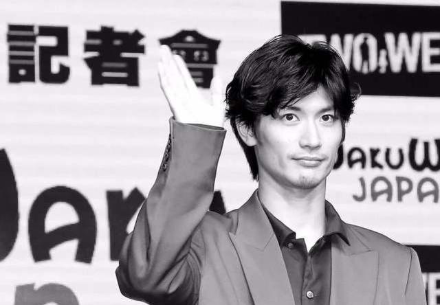 三浦春马|三浦春马被母亲逼死？资深艺人怒斥其父母：家里有个艺人全家都是废人