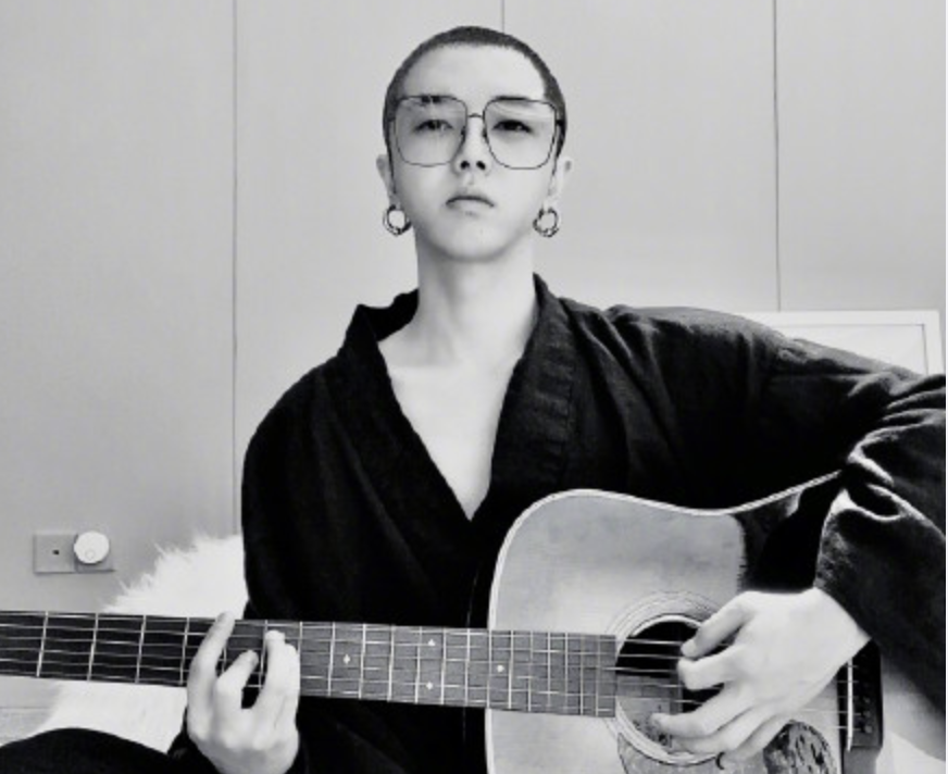 华晨宇|华晨宇最新造型曝光！剃寸头颠覆形象，发文调侃自称“十辰于”