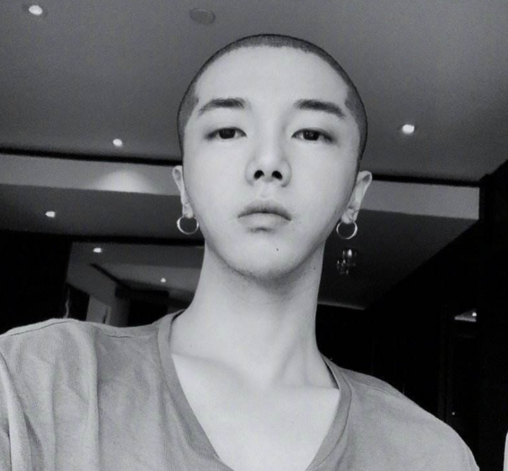 华晨宇|华晨宇最新造型曝光！剃寸头颠覆形象，发文调侃自称“十辰于”