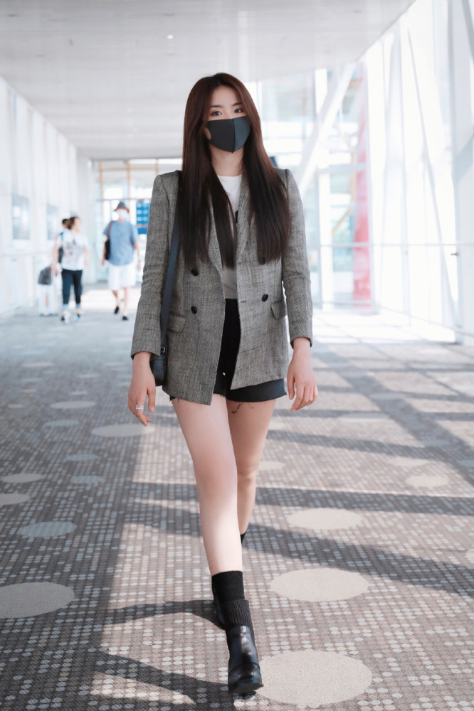 金子涵身高172cm,所以穿起西装来更显霸气迷人.