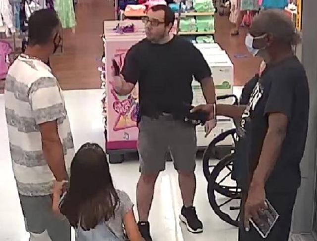 沃尔玛|枪杆子硬！美沃尔玛顾客让男子戴口罩，谁料对方直接掏枪：我不戴